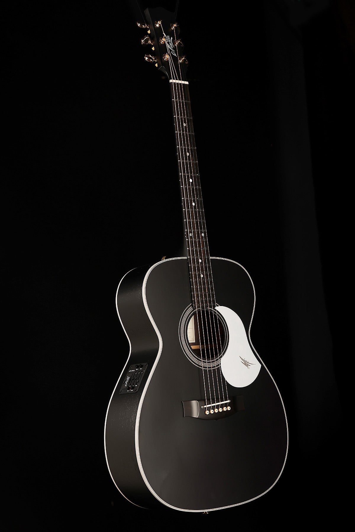 Maton ER90C Traditional ‘Tuxedo’ OM Cutaway Acoustic Electric Guitar
