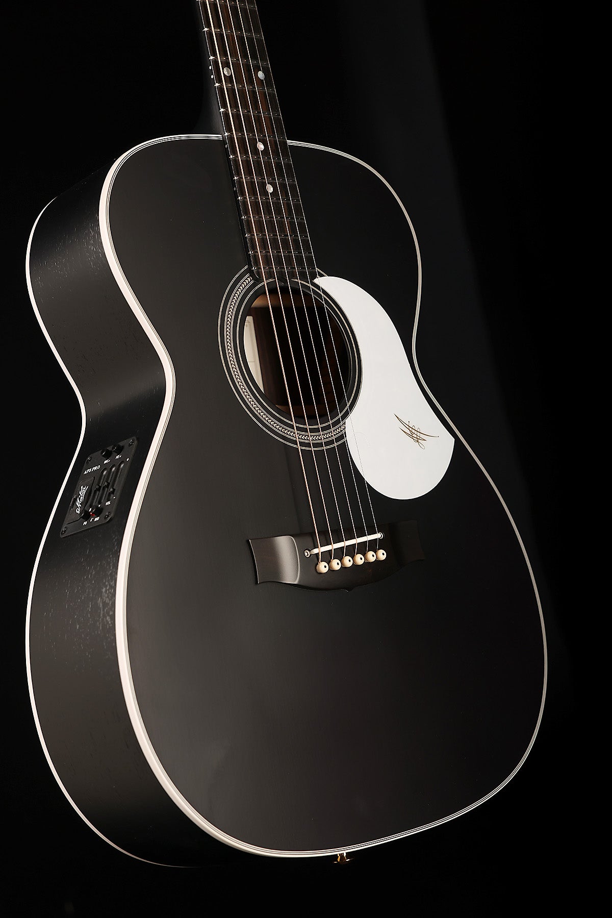 Maton ER90C Traditional ‘Tuxedo’ OM Cutaway Acoustic Electric Guitar