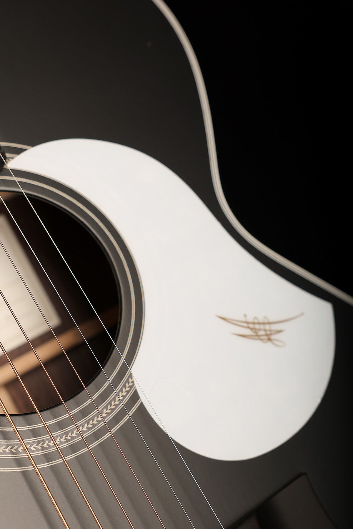 Maton ER90C Traditional ‘Tuxedo’ OM Cutaway Acoustic Electric Guitar
