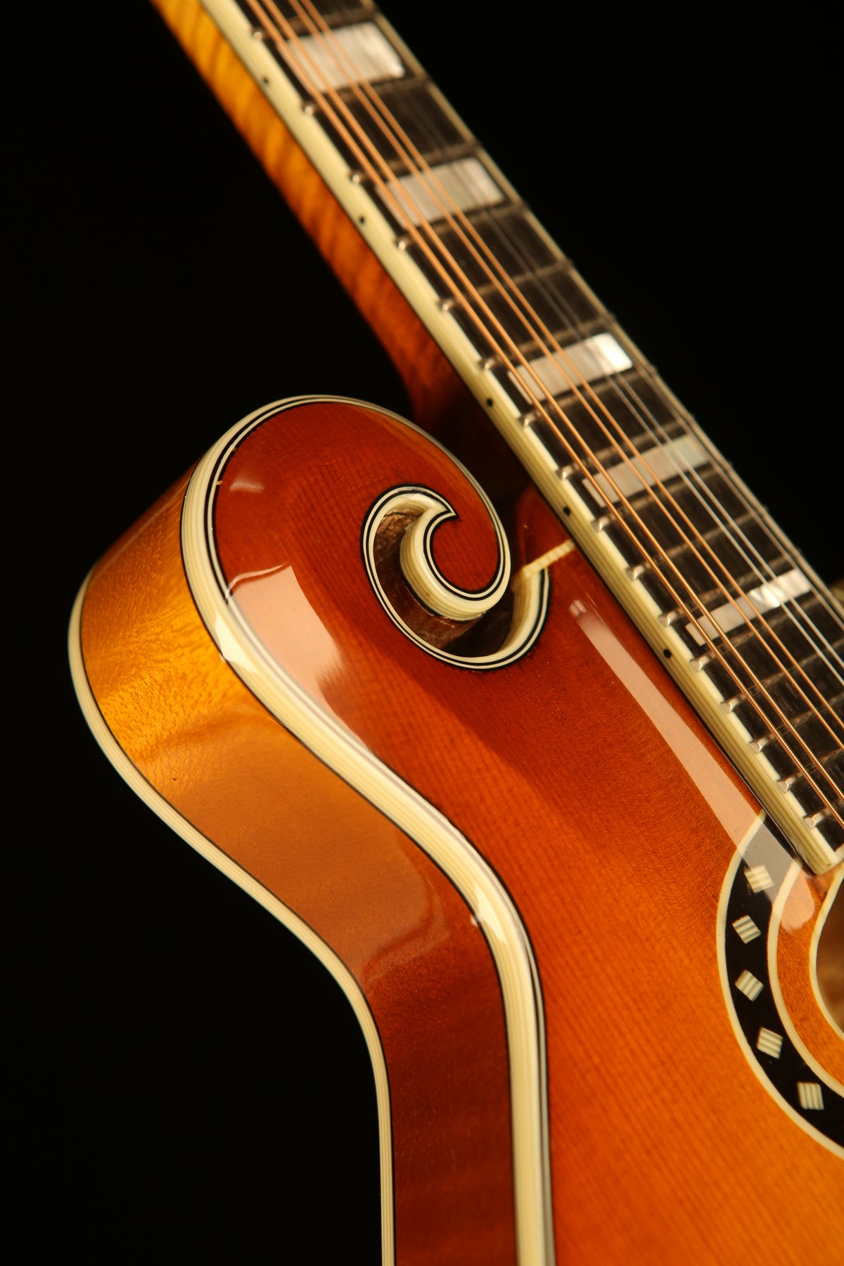 Eastman MD614-GB &#39;Gold Burst&#39; Oval-Hole Mandolin - Acoustic Centre Music Store, Melbourne Australia